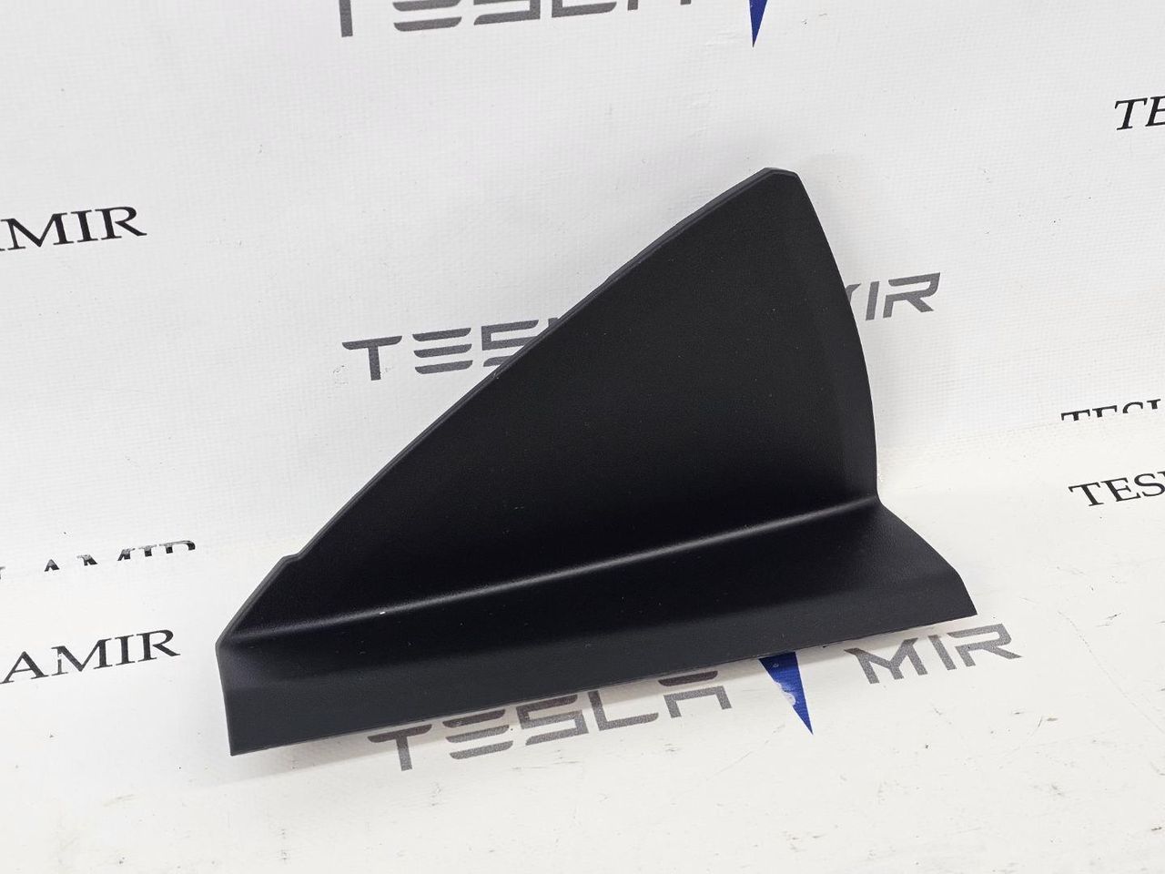 Накладка боковая торпеды правая Tesla Model Y 1 поколение 2025, 1939111-50 - фото №1