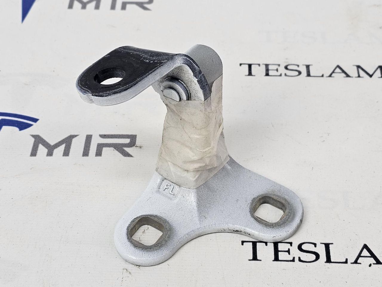 петля двери Tesla Model Y 1 поколение 2025, 1497492-00, 1626073-00, 1626074-00 - фото №1
