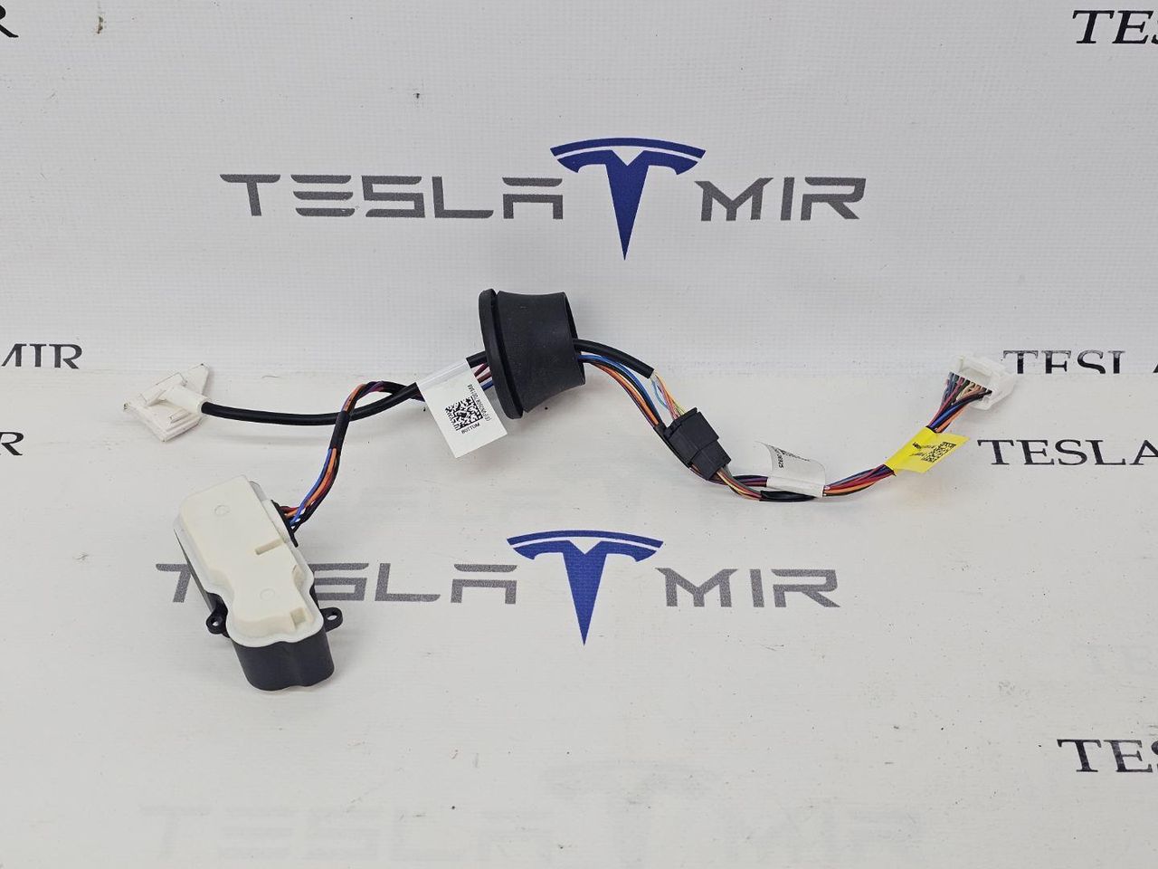 Люк порта зарядки с электроприводом в сборе Tesla Model Y 1 поколение 2025, 1900216-00, 132203300004B, 1730599-00, 1715102-10, 1900217-00, 2029538-00 - фото №1