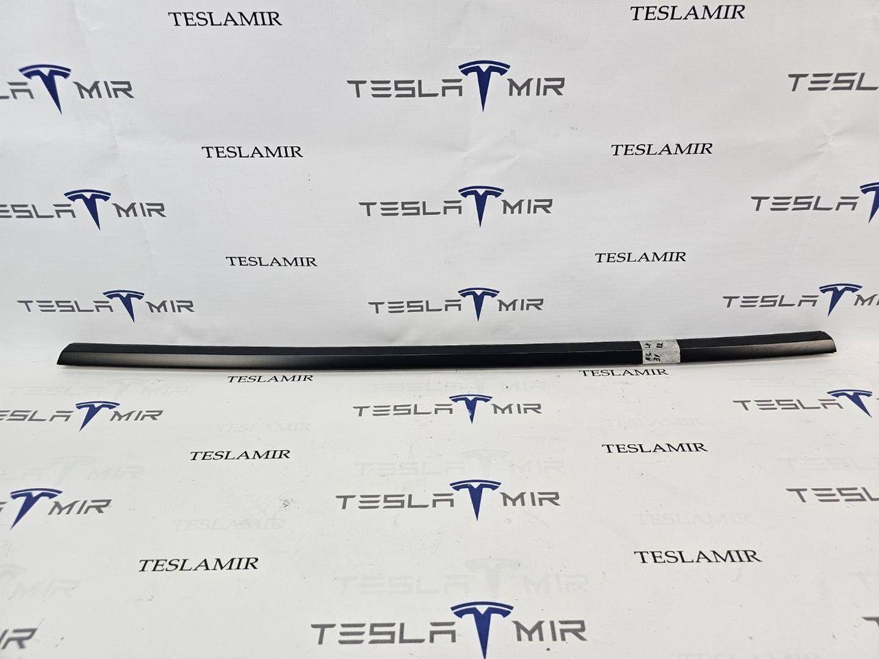молдинг двери задней левой Tesla Model 3 2 поколение 2025, 1080745-00, 1080745-01, 1873573-99 - фото №1