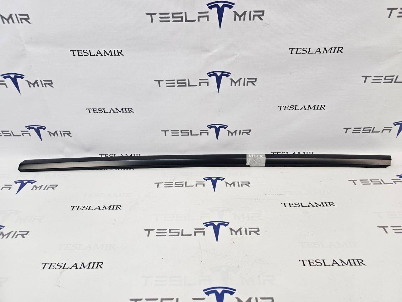 молдинг двери передней левой Tesla Model 3 2 поколение 2025, 1873571-99 - фото №1