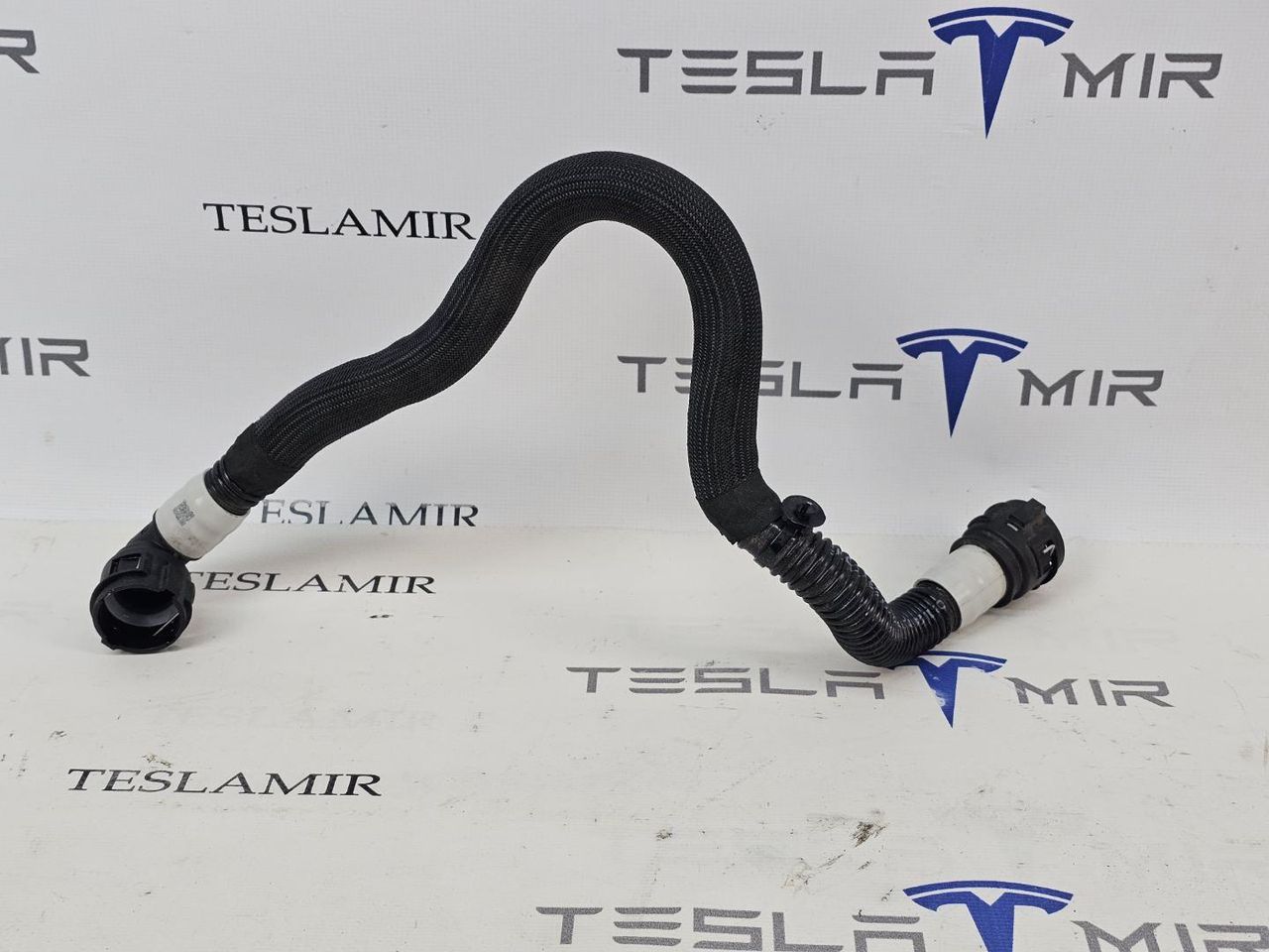 Шланг системы охлаждения заднего мотора Tesla Model 3 2 поколение 2025, 1077594-00 - фото №1