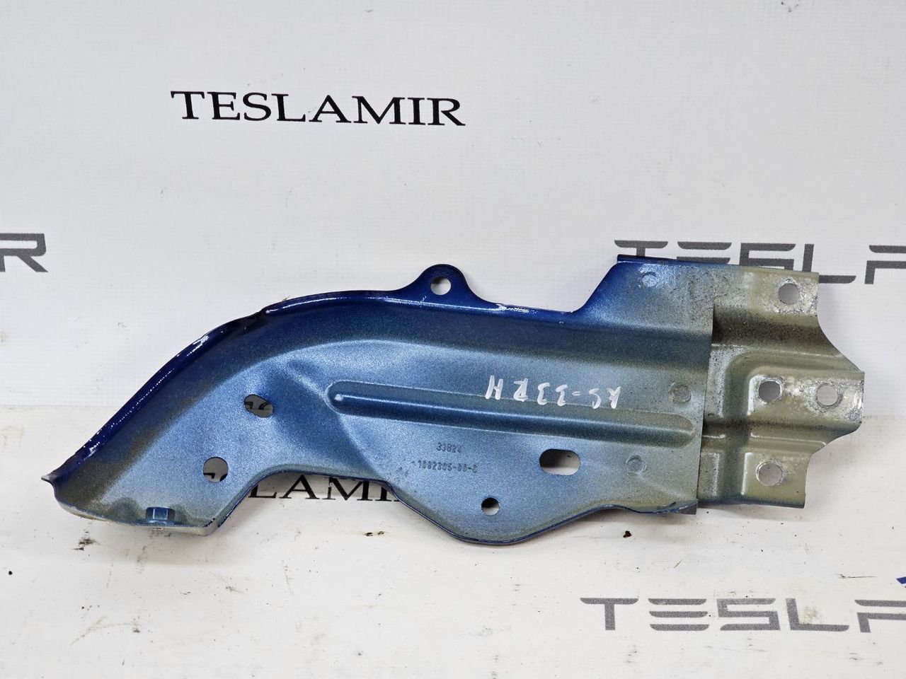 крепление ( кронштейн ) крыла Tesla Model 3 2 поколение 2025, 1100383-S0, 1092305-00 - фото №1