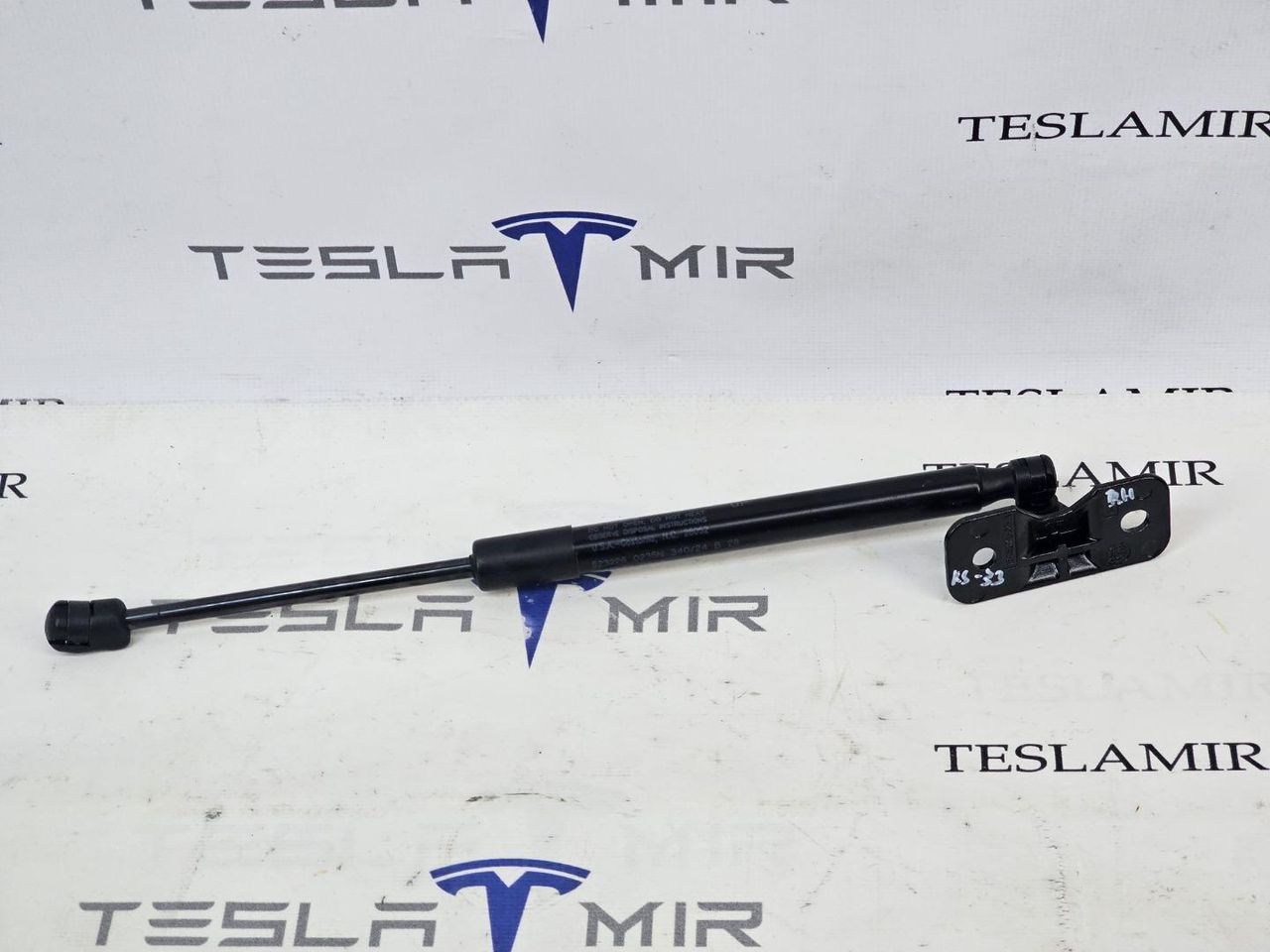 Амортизатор (упор) капота Tesla Model 3 2 поколение 2025, 1645989-00 - фото №1