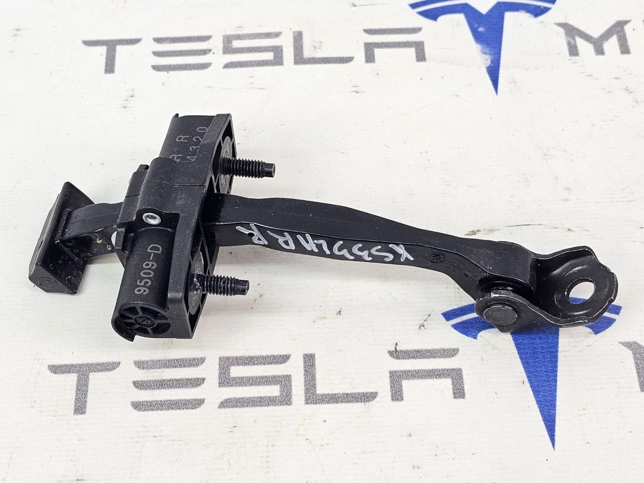 ограничитель открывания двери задней Tesla Model 3 2 поколение 2025, 1089509-00 - фото №1