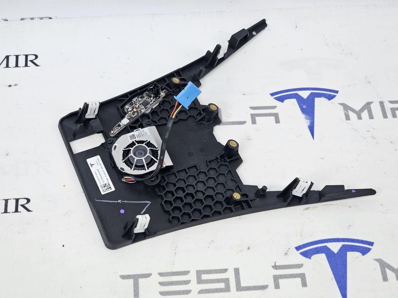 датчик дождя Tesla Model Y 1 поколение 2024, 1921747-00, 1693164-00 - фото №1