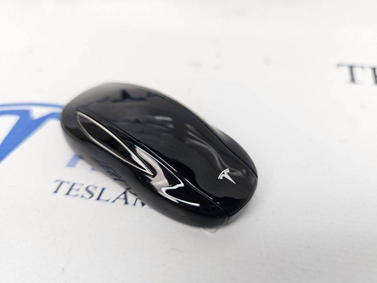 Ключ открытия автомобиля (машинка) Tesla Model X 1 поколение 2018, 1054132-95 - фото №1