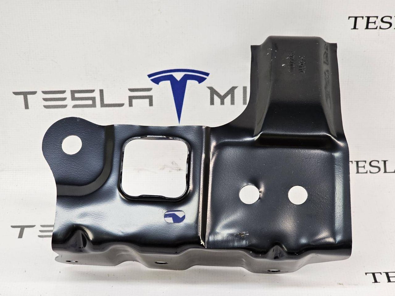 Кронштейн нижнего усилителя переднего бампера Tesla Model Y 1 поколение 2025, 1965000-00 - фото №1