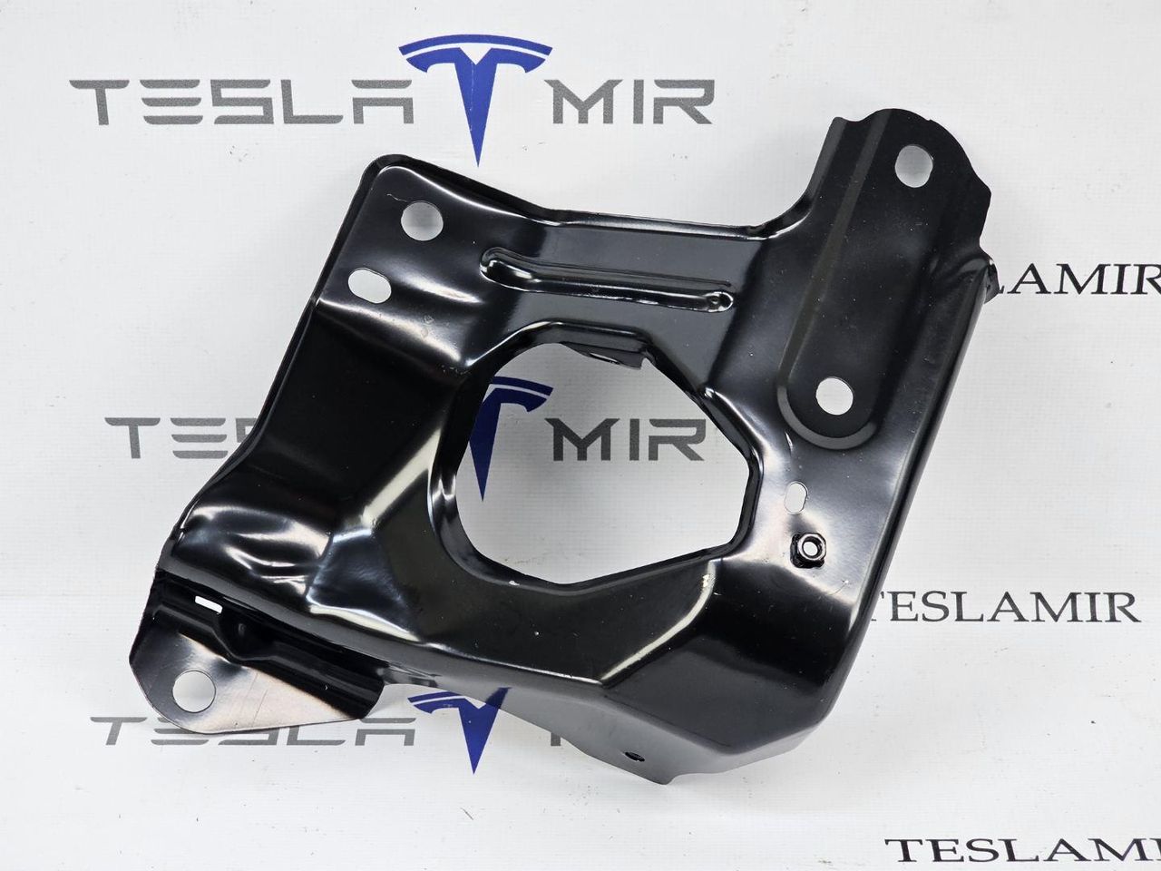 крепление ( кронштейн ) крыла Tesla Model Y 1 поколение 2025, 2032468-S0, 2032470-00 - фото №1
