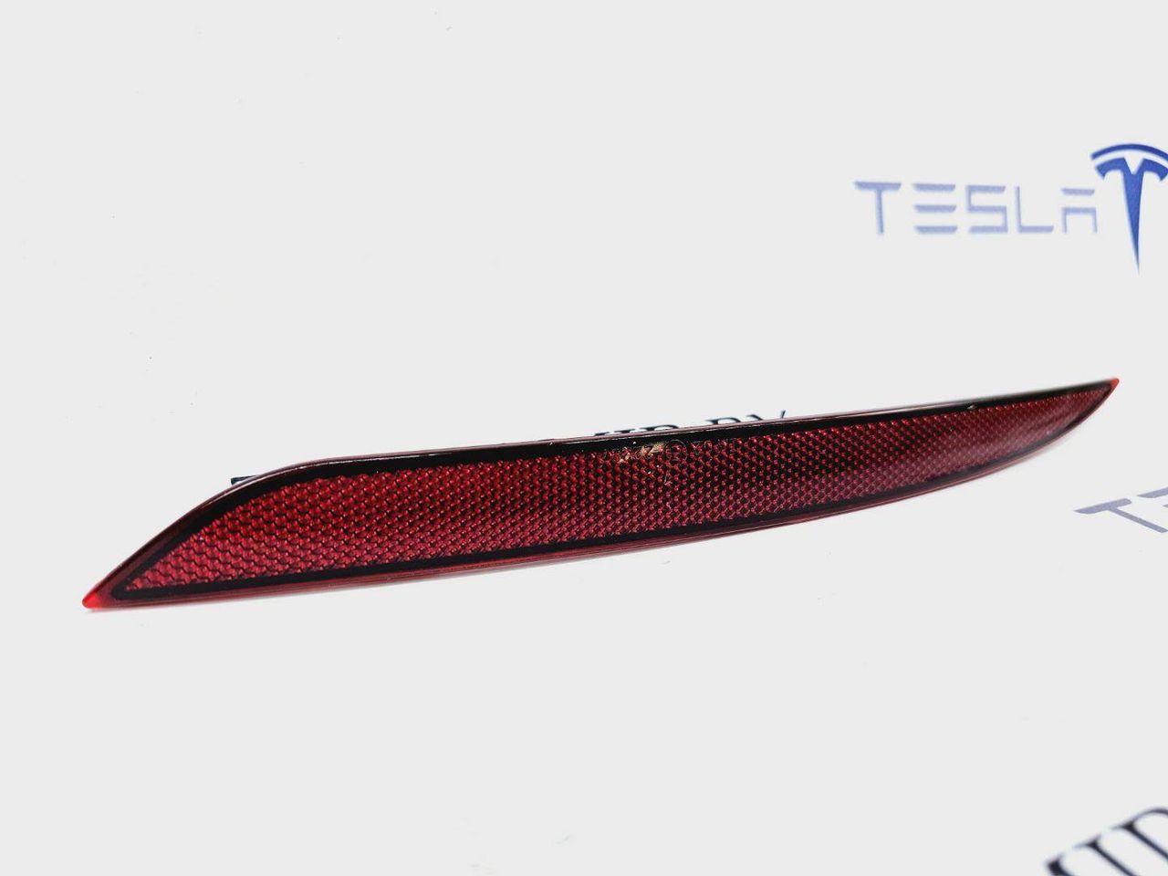 Катафот заднего бампера (отражатель) левый Tesla Model Y 1 поколение 2021, 1626226-00, 1495817-00 - фото №1