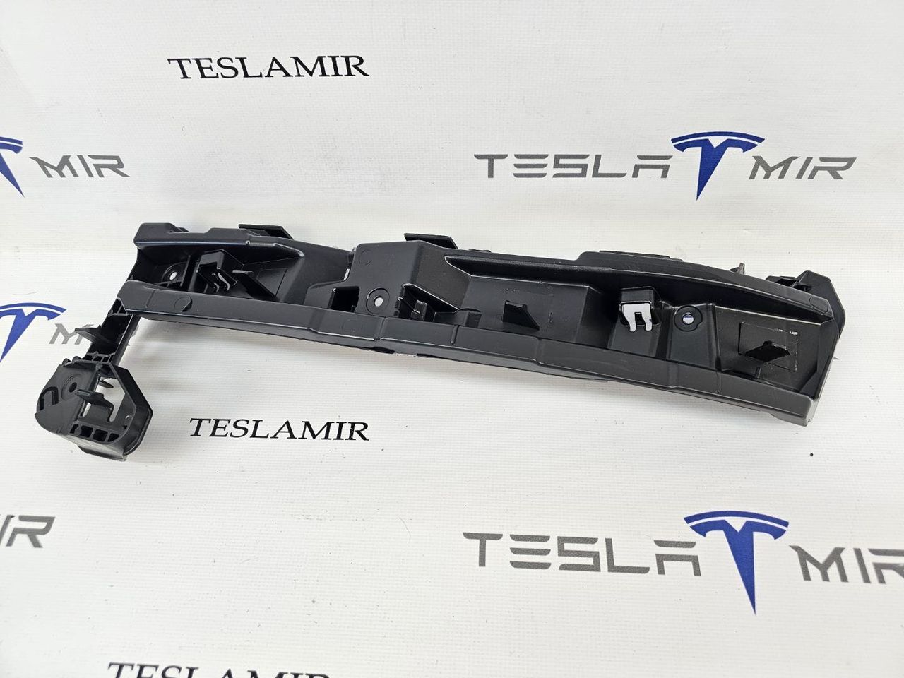 крепление фары левой Tesla Model Y 1 поколение 2025, 277280-01 - фото №1