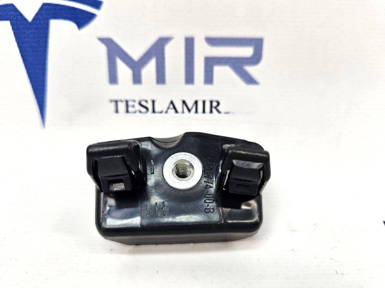 Кронштейн крепления крыла (вилка) левый Tesla Model Y 1 поколение 2021, 1493772-00, 1493774-00 - фото №1