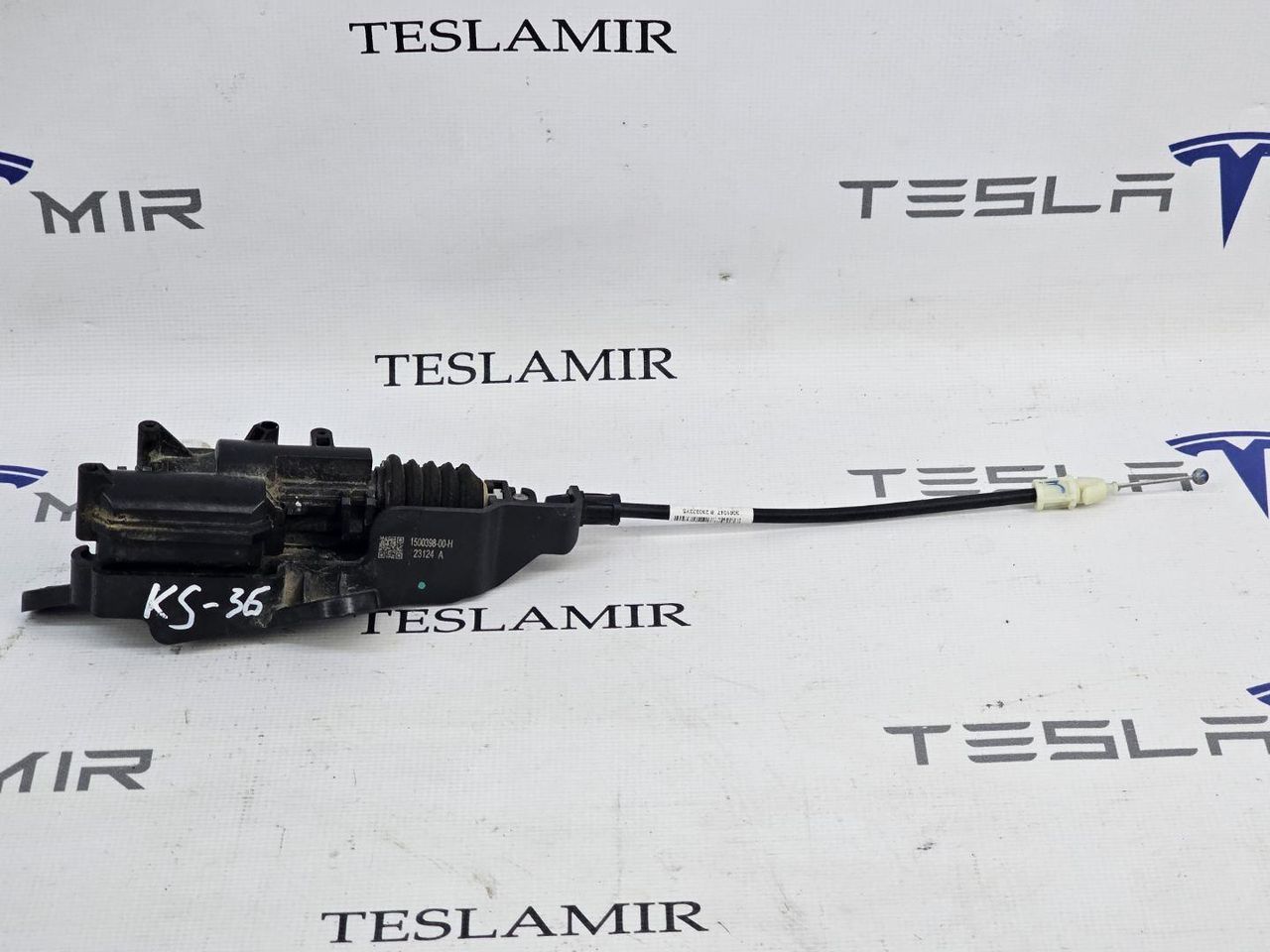 Электропривод (активатор, актуатор) замка капота Tesla Model 3 1 поколение 2023, 1500398-00, 1643071-00 - фото №1