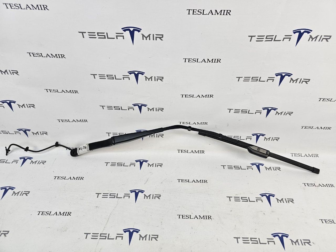 щеткодержатель (поводок стеклоочистителя, дворник) Tesla Model 3 1 поколение 2023, 1076729-00, 1076731-00, 1076727-00, 1621687-00 - фото №1