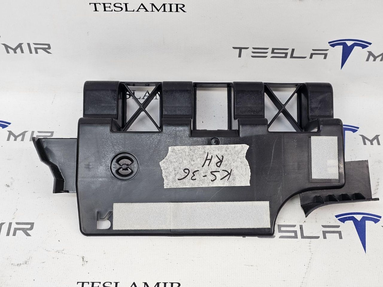 Кронштейн крепления обшивки багажника правый Tesla Model 3 1 поколение 2023, 1470963-00 - фото №1