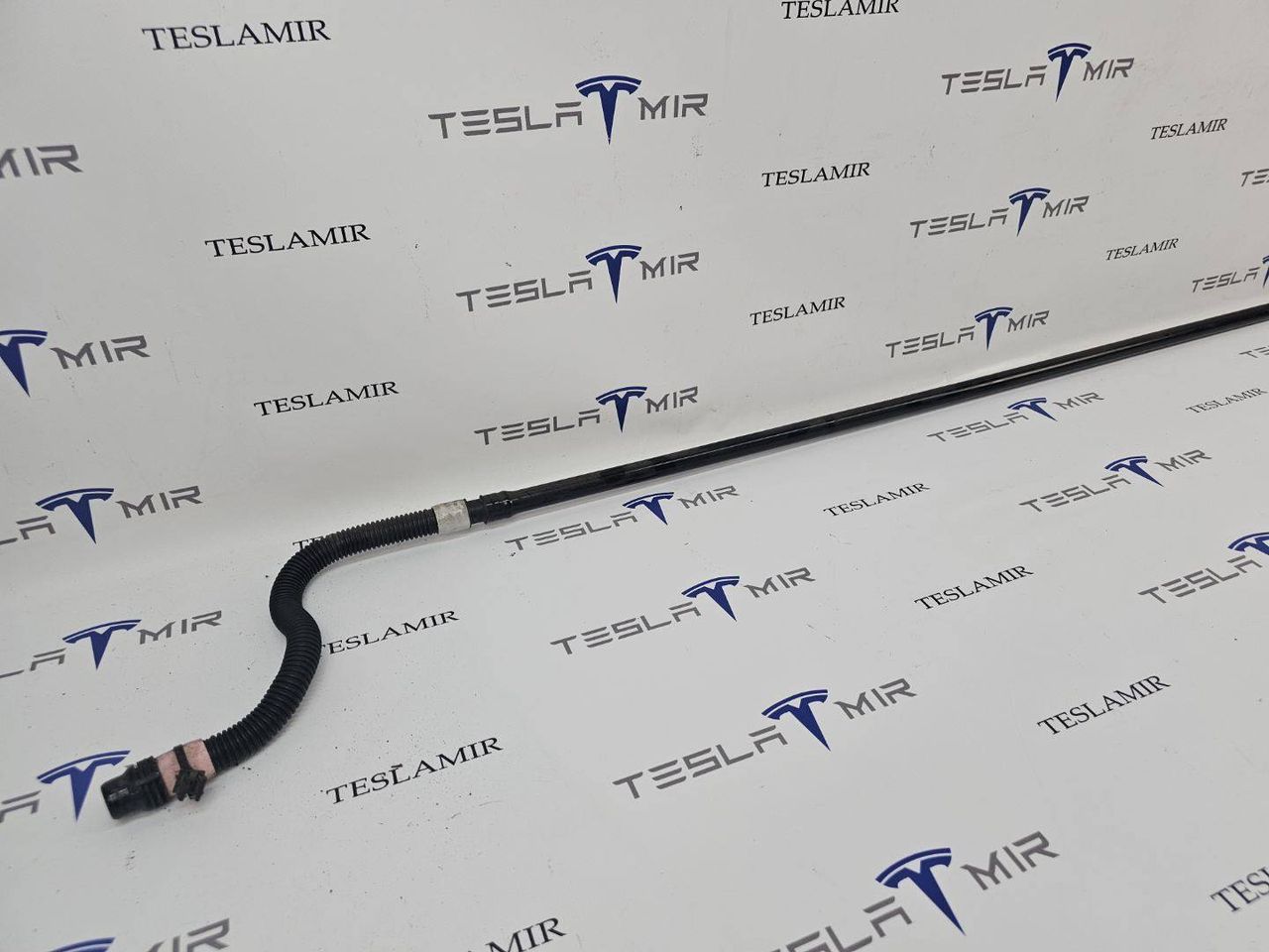 Патрубок системы охлаждения пластиковый Tesla Model 3 2 поколение 2024, 1530128-00 - фото №1