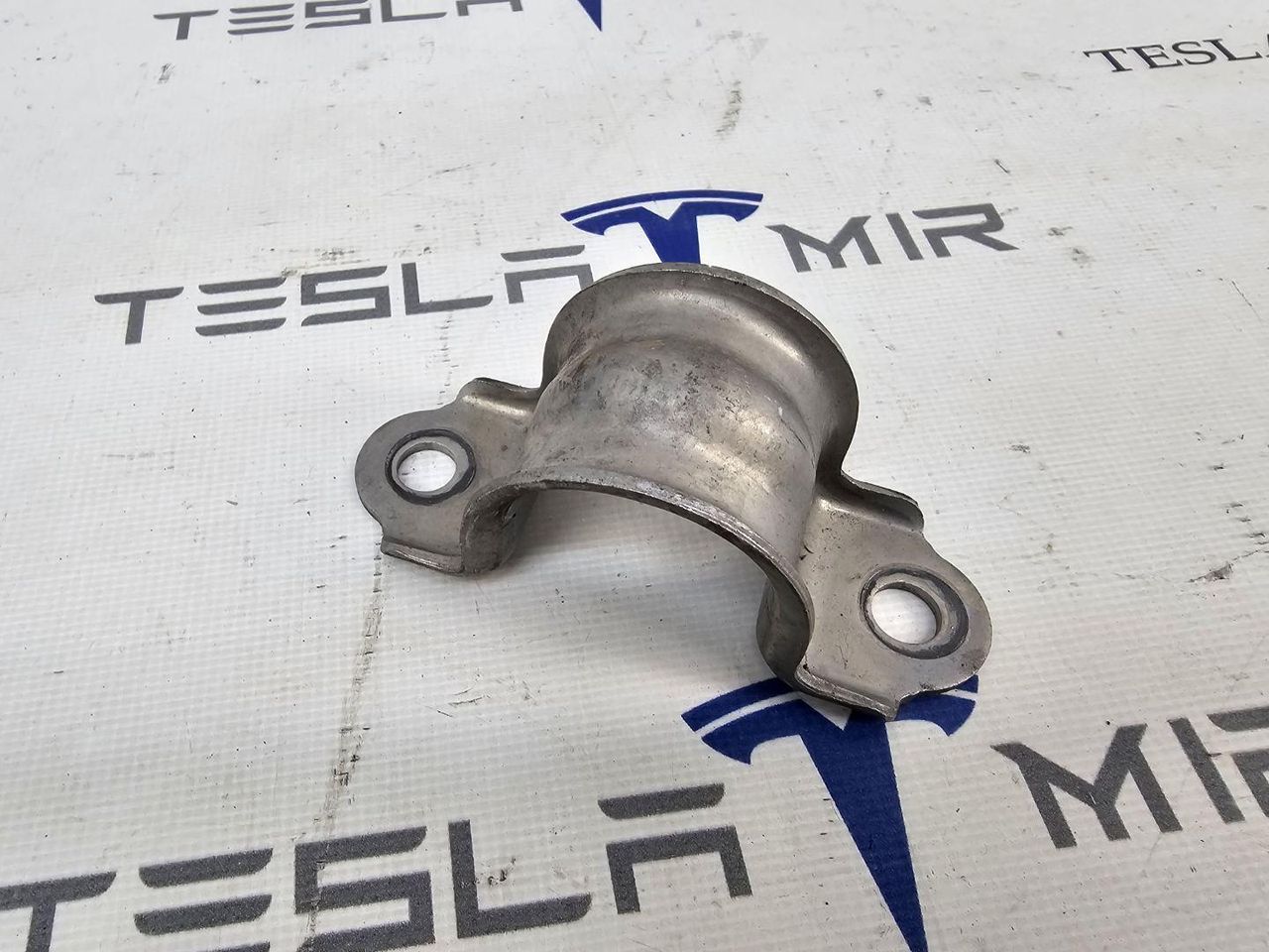 крепление стабилизатора / втулки стабилизатора Tesla Model 3 1 поколение 2023, 1044488-00 - фото №1