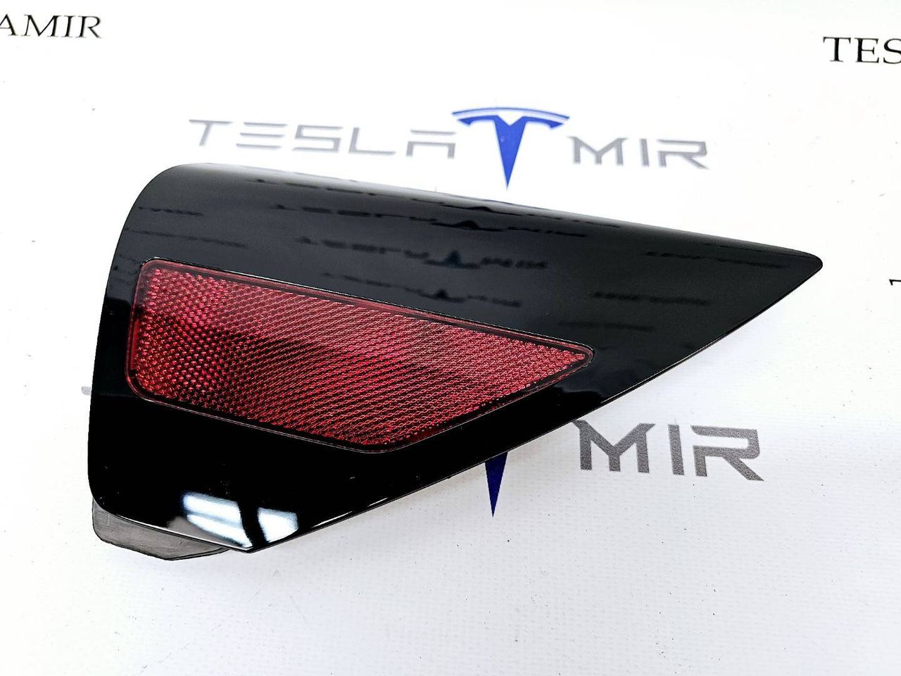 отражатель правый Tesla Model 3 1 поколение 2021, 1100781-99, 1100781-00, 1518783-00 - фото №1