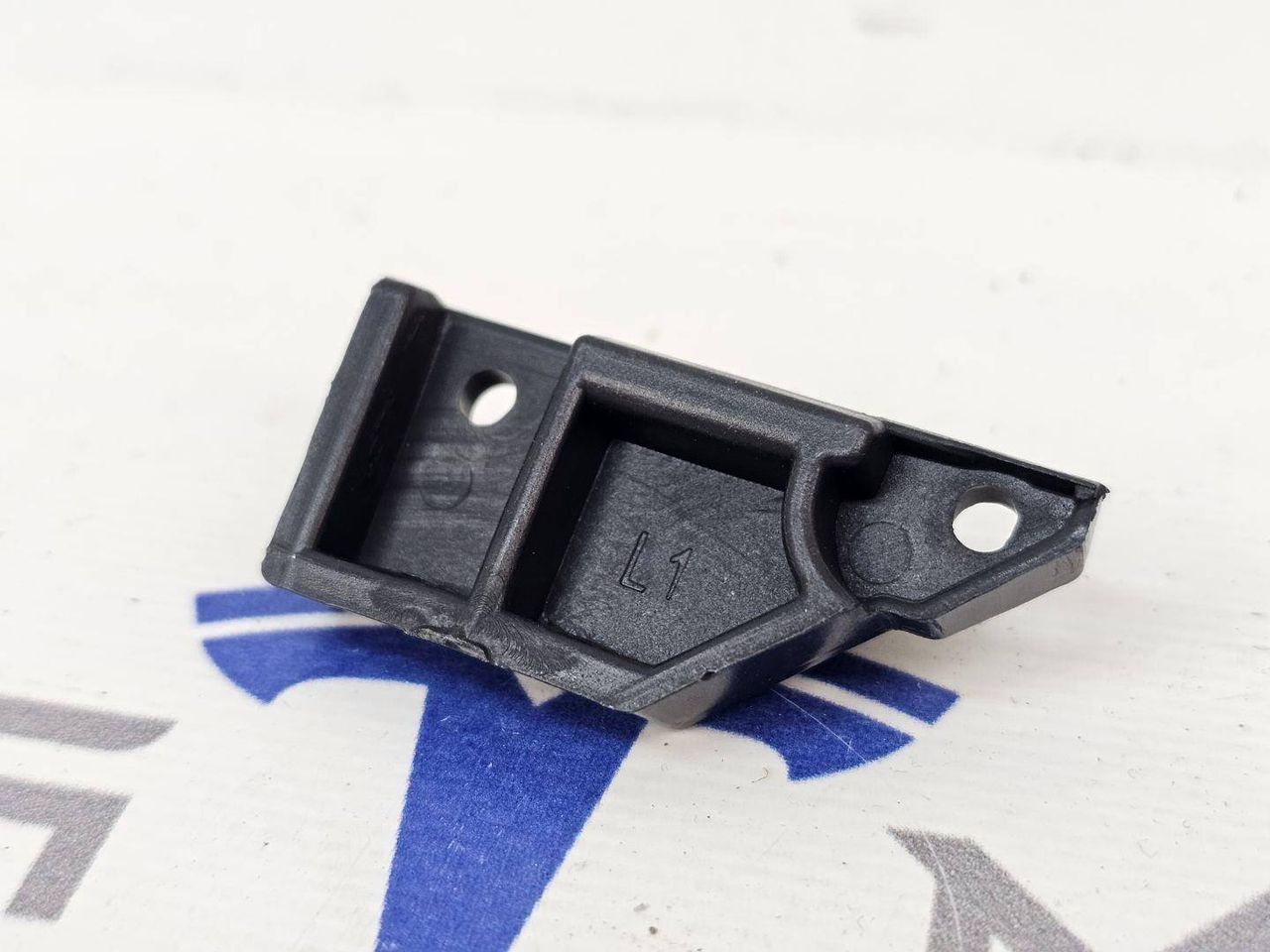 Кронштейн крепления крыла (вилка) левый Tesla Model 3 2 поколение 2024, 1734299-00 - фото №1