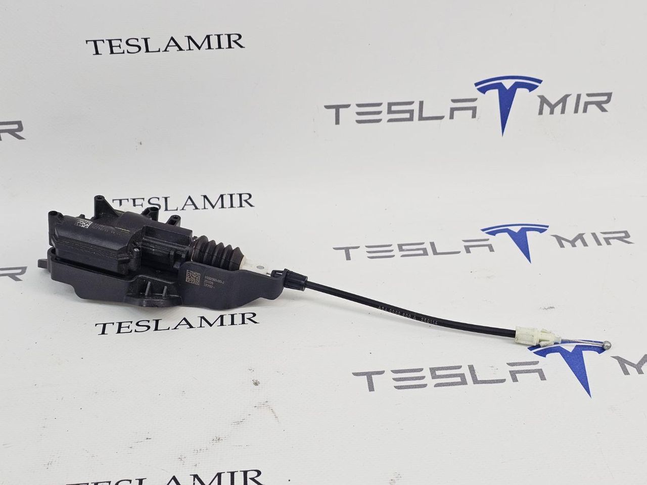 Электропривод (активатор, актуатор) замка капота Tesla Model Y 2 поколение 2025, 1500398-00, 1643071-00 - фото №1