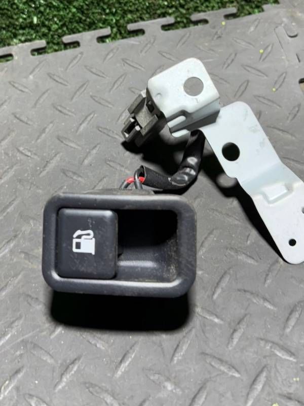 кнопка открытия лючка топливного бака Hyundai Santa Fe 2 поколение (CM) 2008, 2.2 л., 935552B000