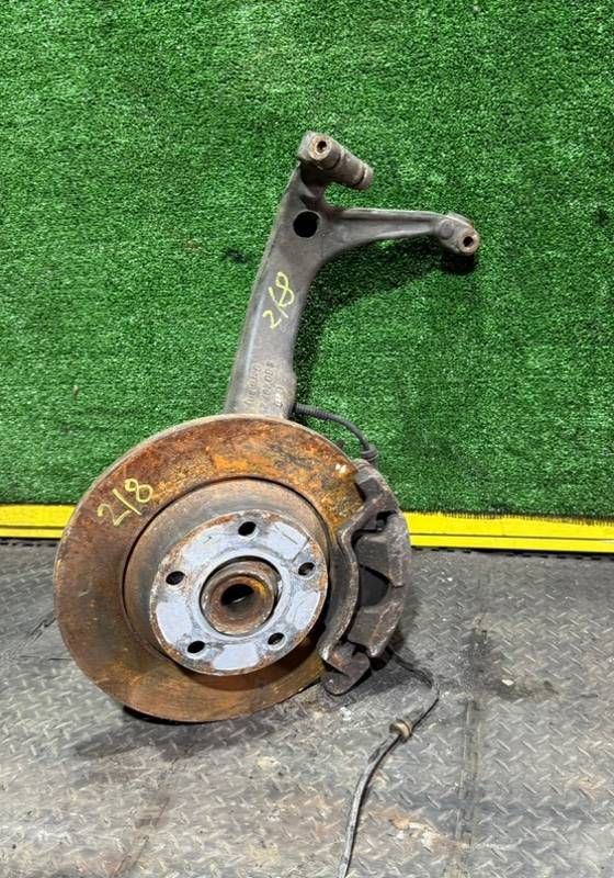 кулак поворотный левый Volkswagen Passat B5 1997, 1.9 л., 8D0407257