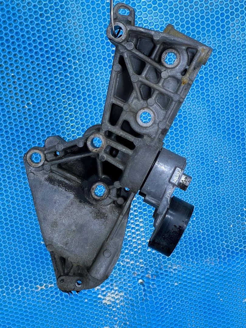 кронштейн генератора Renault Duster 1 поколение 2012, 1.5 л., K9K 884, дизель, МКПП, 8200460446, 8200365097