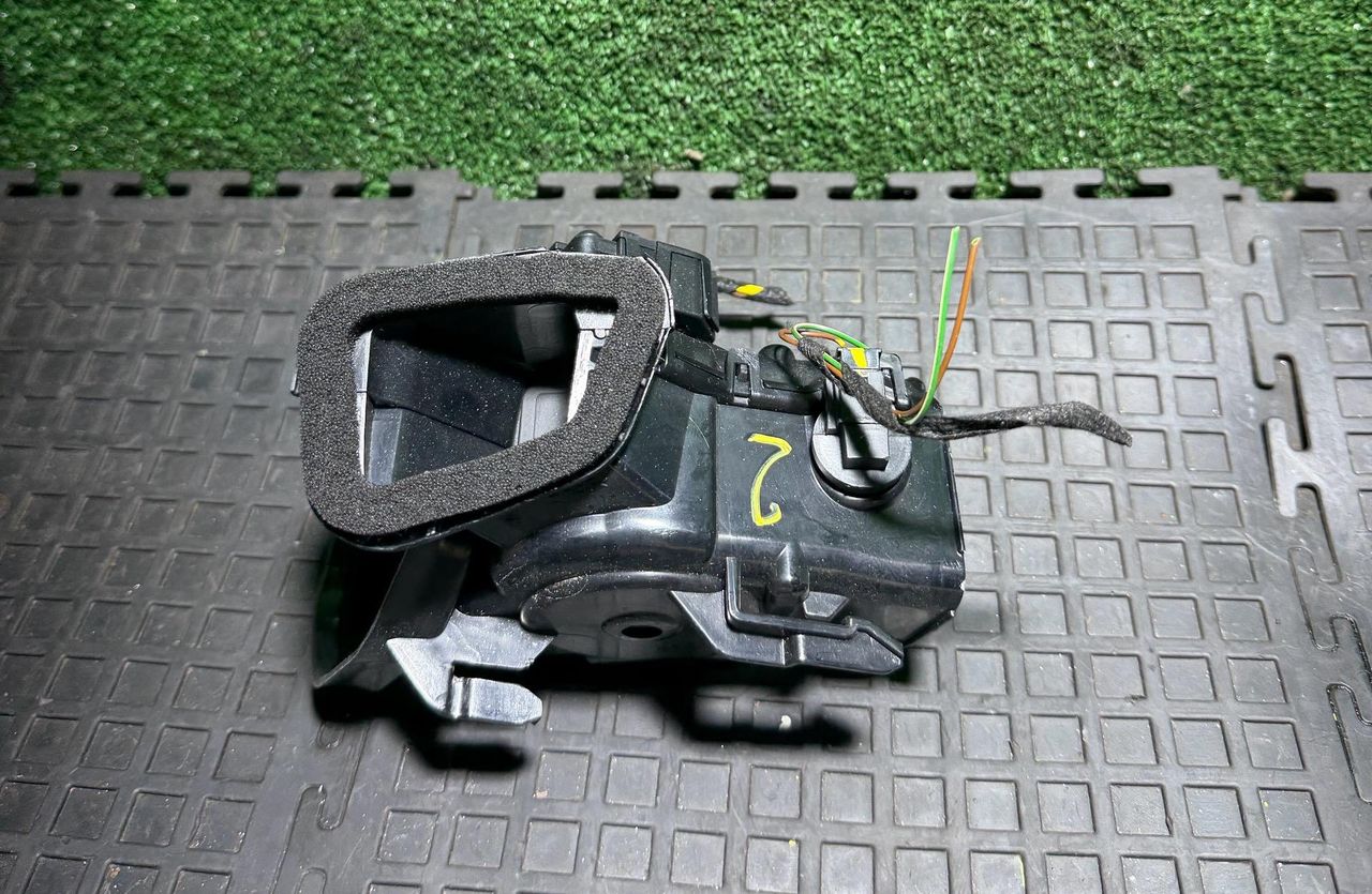 воздуховод печки Mercedes-Benz C-Класс W205/S205/C205 2014, 2.2 л., дизель, АКПП, A2058300200 - фото №1