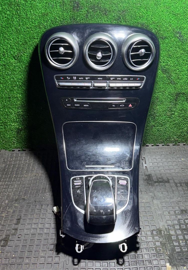 консоль салона Mercedes-Benz C-Класс W205/S205/C205 2014, 2.2 л., дизель, АКПП, A2056800210 - фото №1