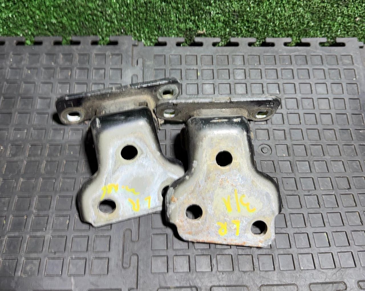 петля двери Land Rover Freelander 1 поколение 2001