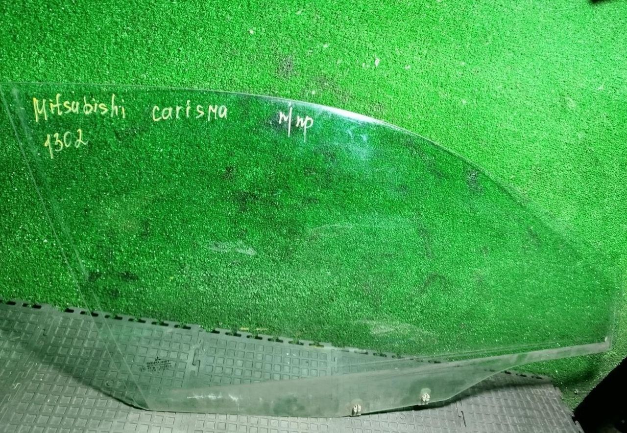 стекло двери передней правой Mitsubishi Carisma 1 поколение 1997