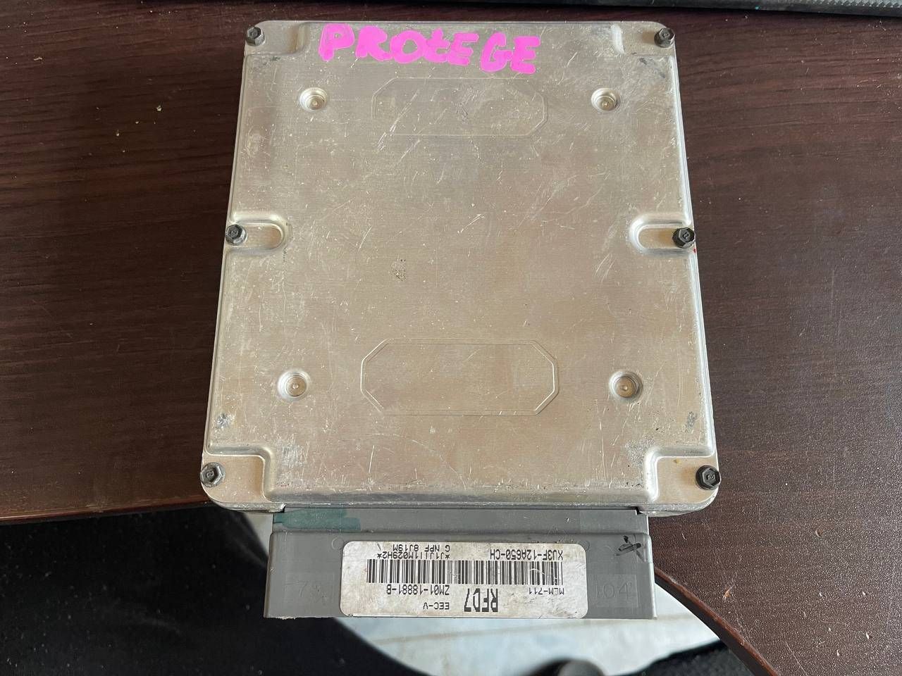 блок управления двигателем Mazda Protege BG (1989 - 1994), 118881B, XU3F12A650 - фото №1