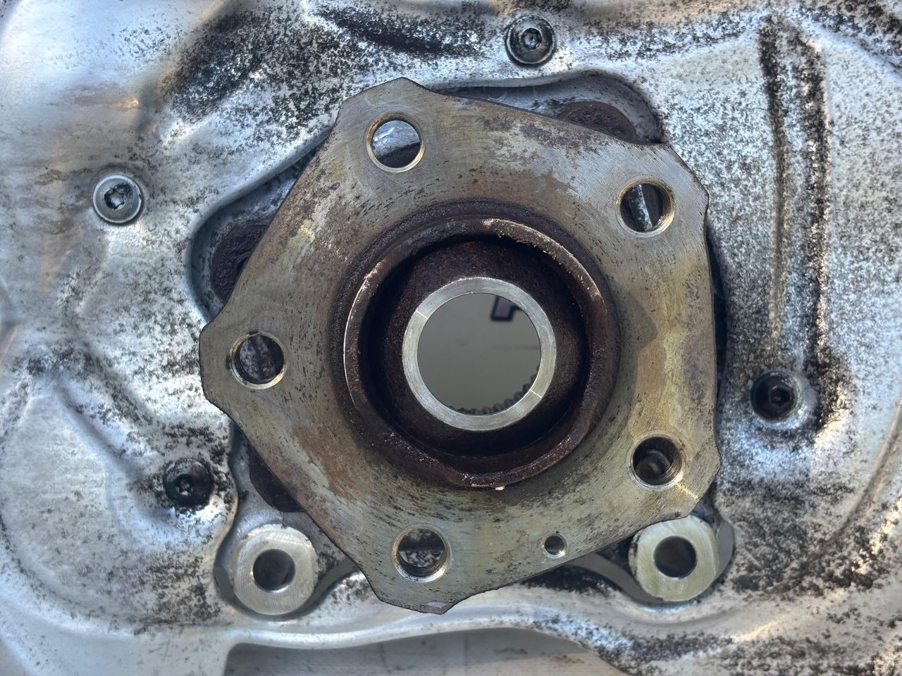 ступица задняя левая Alfa Romeo Giulia 2 поколение 952 2017, 2.0 л., бензин, АКПП, rosso red, седан, задний привод, правый руль - фото №1