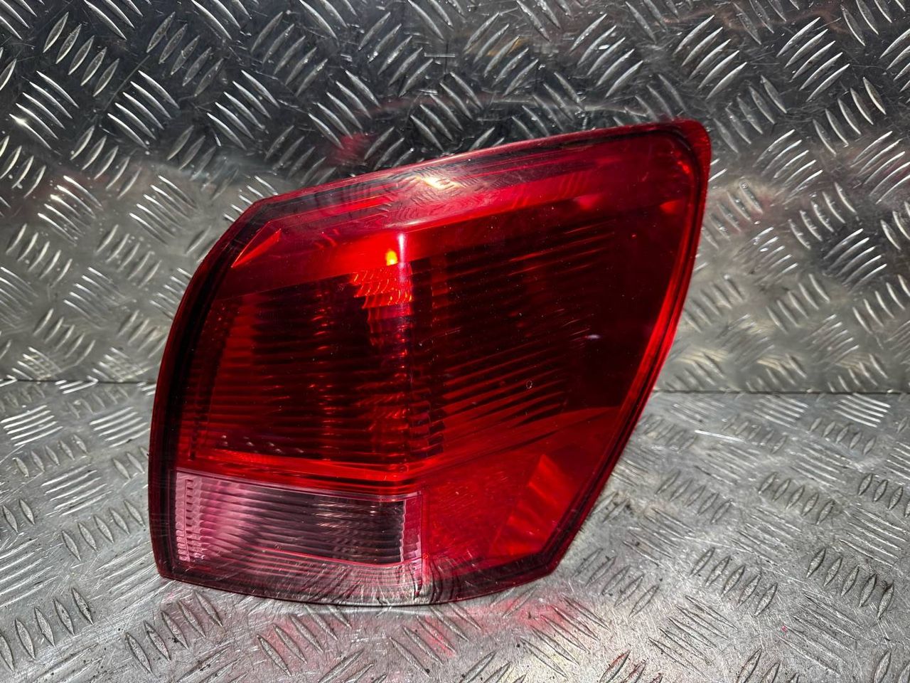 фонарь задний правый Nissan Qashqai 1 поколение 2007, 1.6 л., бензин, МКПП, внедорожник 5 дв. - фото №1