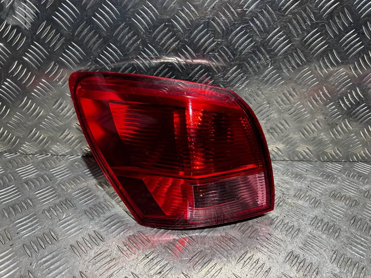 фонарь задний левый Nissan Qashqai 1 поколение 2009, 2.0 л., MR20DD, бензин, 6МКПП, внедорожник 5 дв. - фото №1