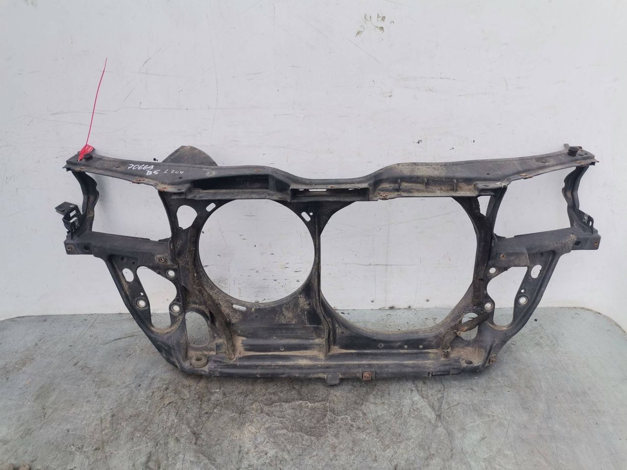 передняя панель крепления облицовки (телевизор) Volkswagen Passat B5 1999, 1.6 л., AHL, бензин, 5МКПП, красный, универсал - фото №1