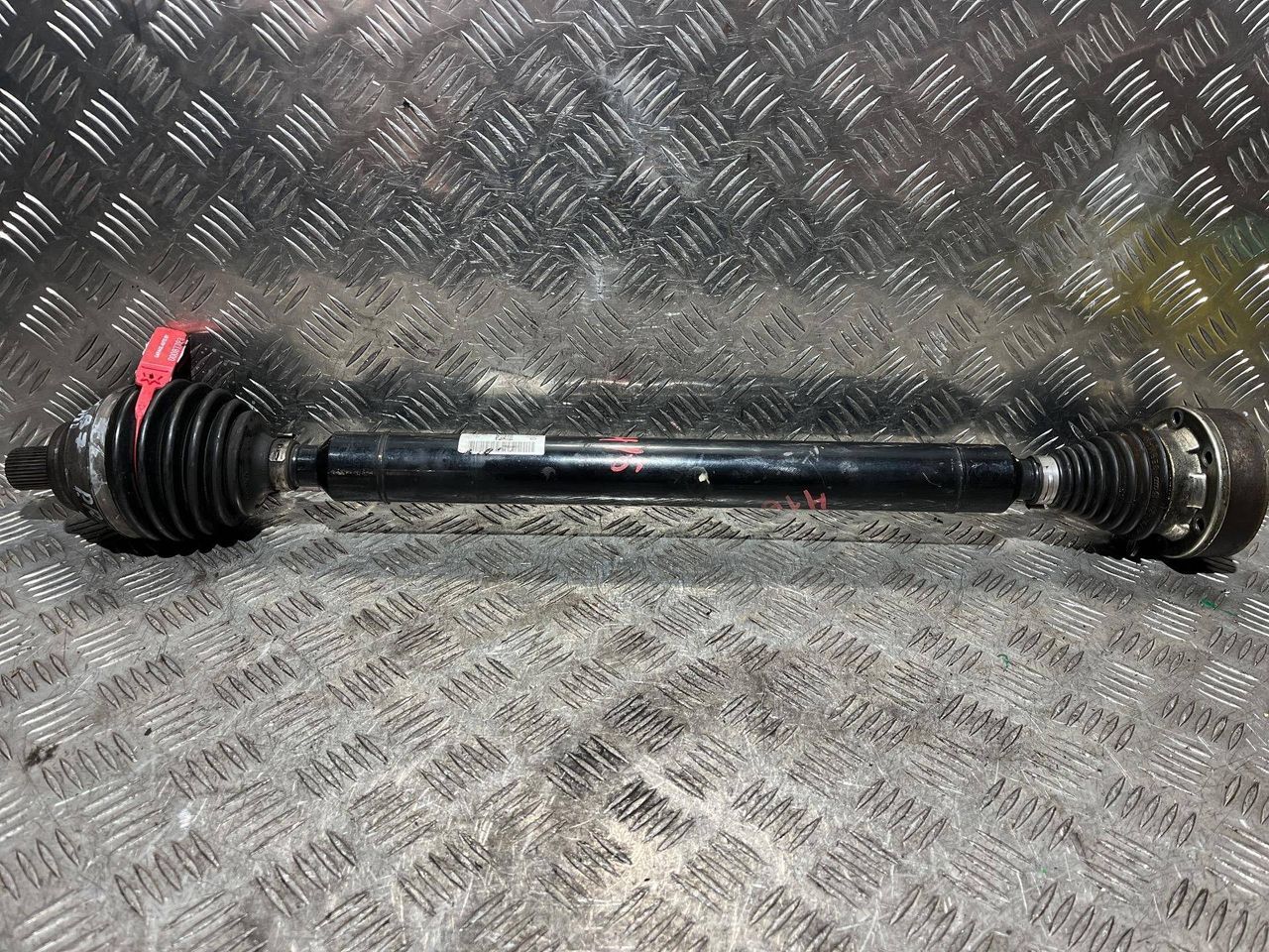 полуось передняя правая (приводной вал, ШРУС) Volkswagen Passat B7 2014, 1.4 л., CAXA, бензин, АКПП, седан, 5Q0407272BN - фото №1