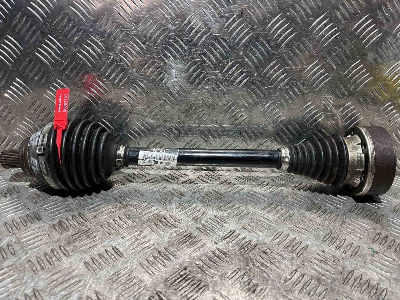 полуось передняя левая (приводной вал, ШРУС) Volkswagen Passat B7 2014, 1.4 л., CAXA, бензин, АКПП, седан, 1K0407271LA - фото №1