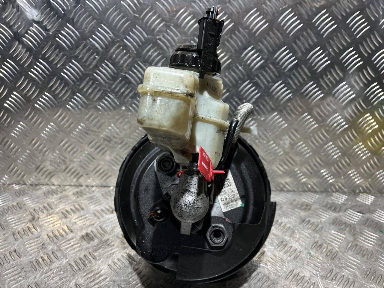 вакуумный усилитель тормозов Volkswagen Passat B7 2012, 1.8 л., CDAA, бензин, АКПП, седан, 5N0945459A, 3C2614105AJ - фото №1