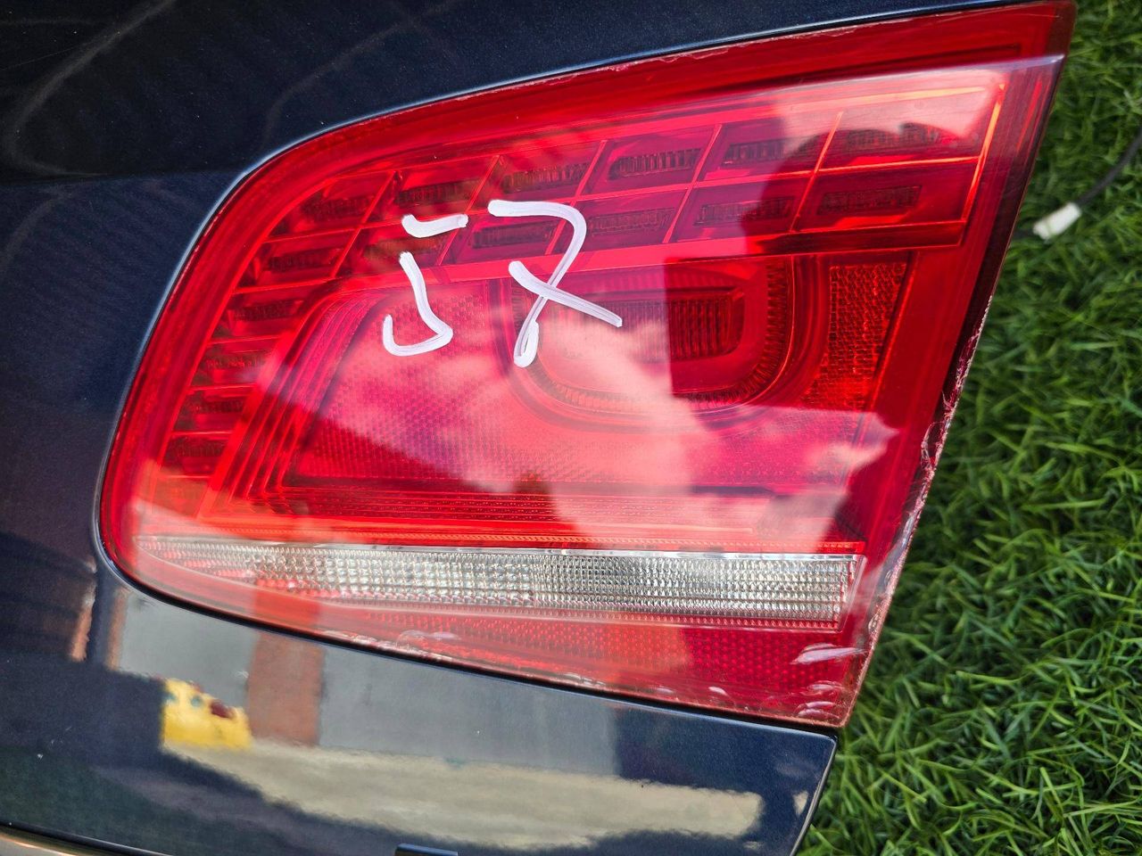 фонарь крышки багажника правый Volkswagen Passat B7 2011, 1.8 л., CDAA, бензин, АКПП, синий, седан, передний привод, правый руль, 3AE945308D - фото №1