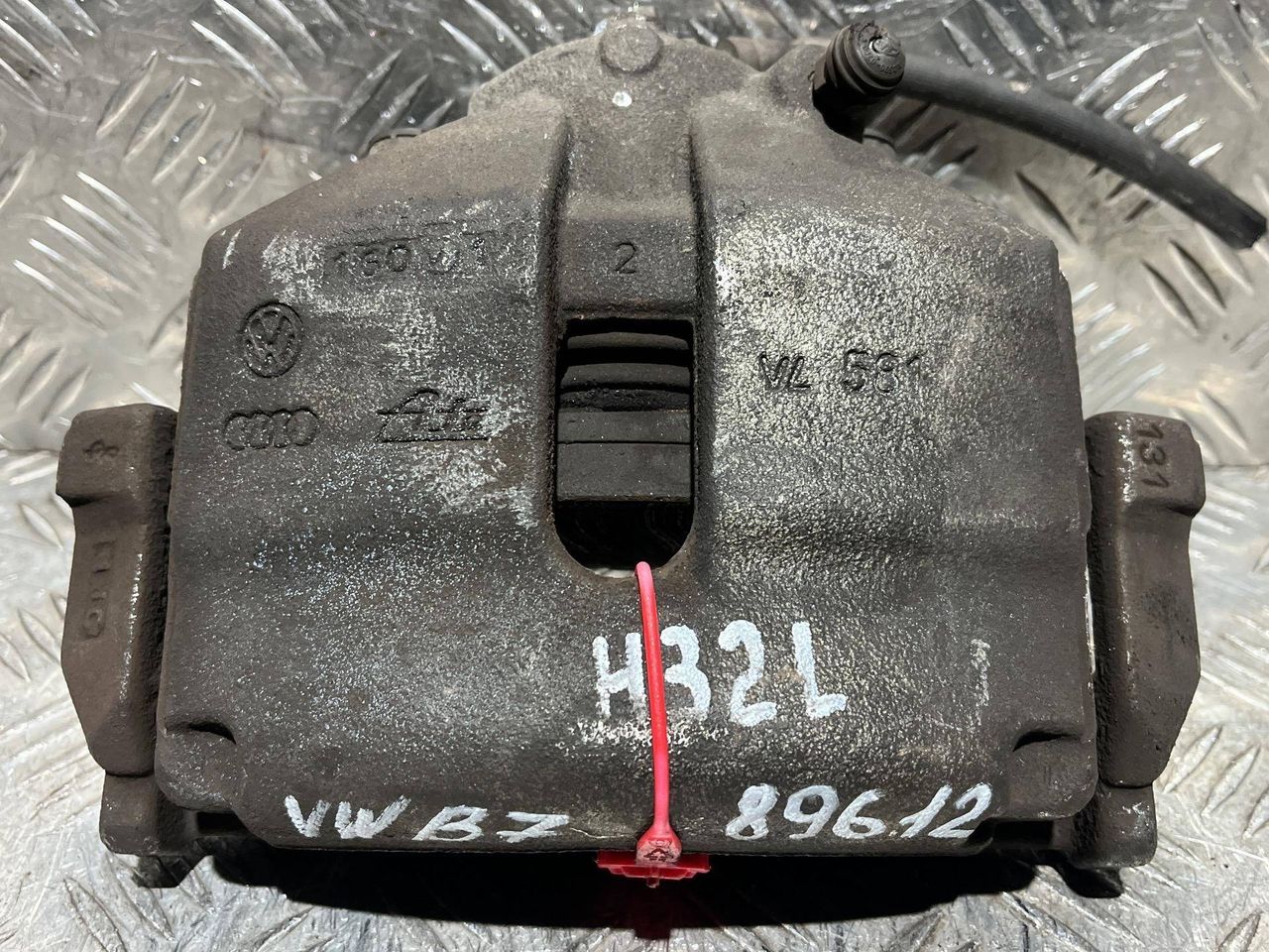 суппорт передний левый Volkswagen Passat B7 2011, 2.0 л., CCZB, бензин, АКПП, универсал, 1K0615123 - фото №1