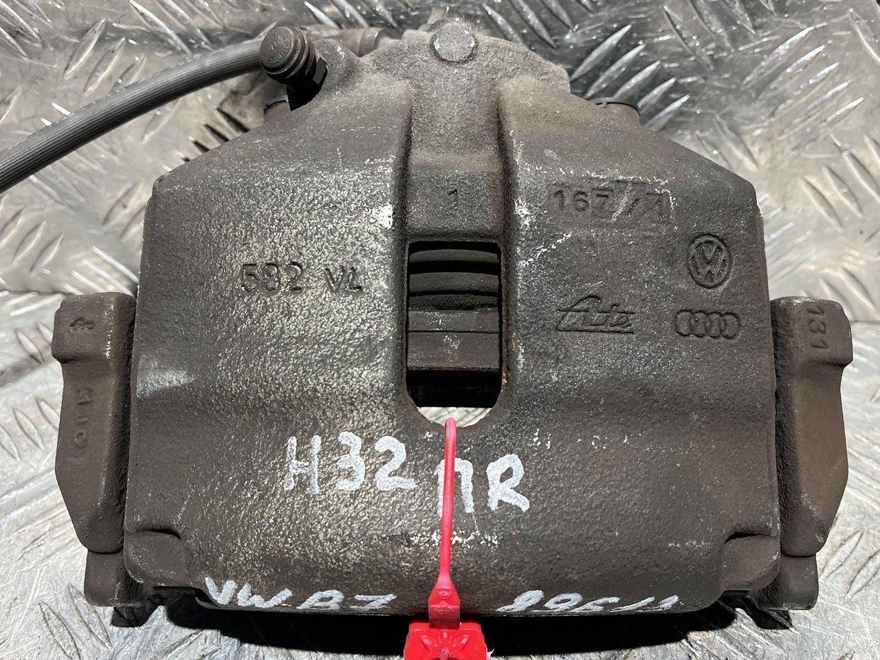 суппорт передний правый Volkswagen Passat B7 2011, 2.0 л., CCZB, бензин, АКПП, универсал, 1K0615124 - фото №1