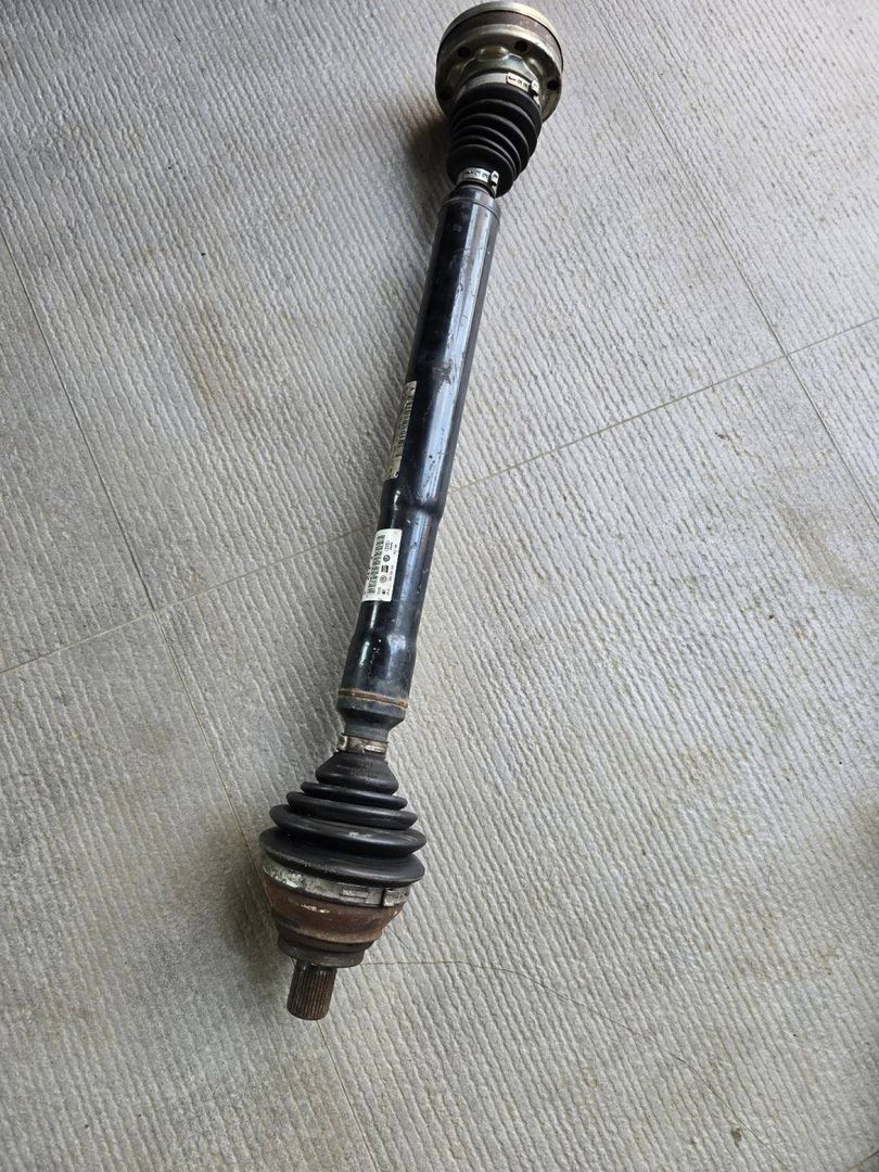 полуось (приводной вал, ШРУС) Volkswagen Passat B7 2011, 1.8 л., CDAA, бензин, АКПП, синий, седан, передний привод, правый руль, 1K0407272 - фото №1