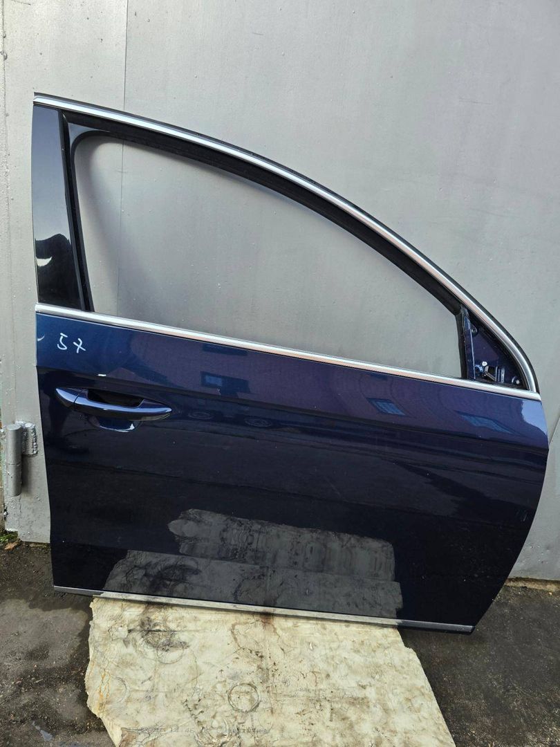 дверь передняя правая Volkswagen Passat B7 2011, 1.8 л., CDAA, бензин, АКПП, синий, седан, передний привод, правый руль, 3AA831056 - фото №1