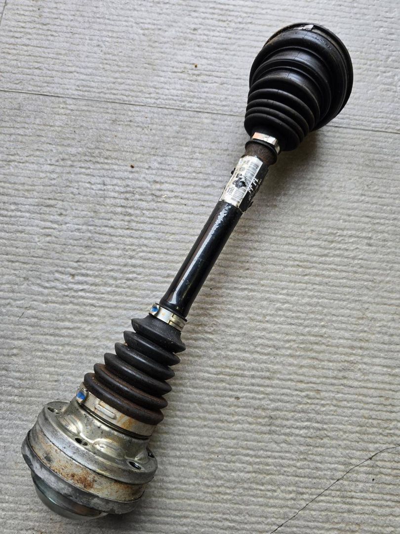 полуось передняя левая (приводной вал, ШРУС) Volkswagen Passat B7 2011, 1.8 л., CDAA, бензин, АКПП, синий, седан, передний привод, правый руль, 1K0407271JJ - фото №1