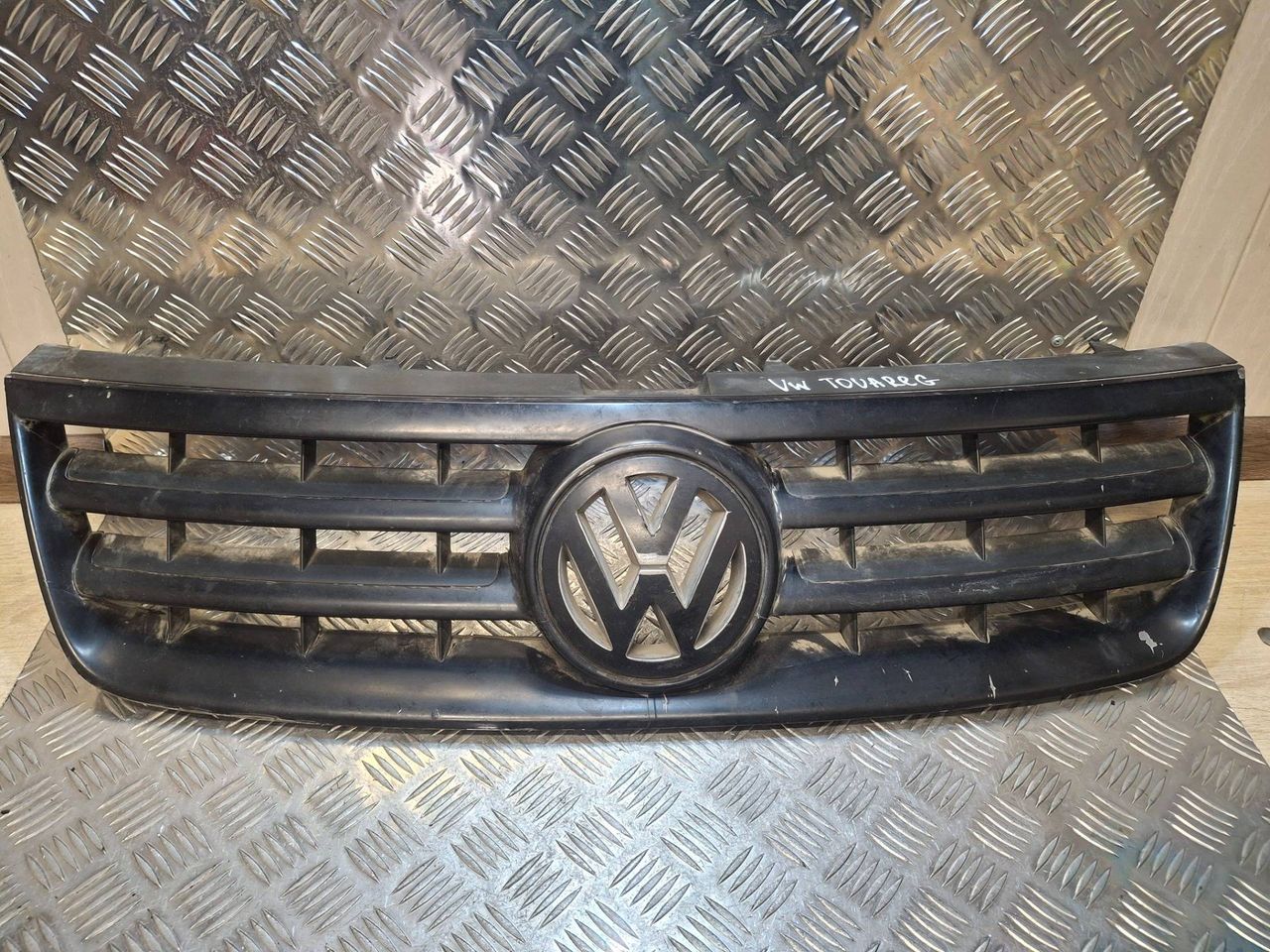 решетка радиатора Volkswagen Touareg 1 поколение (2002 - 2007), 7L6853651BB41 - фото №1