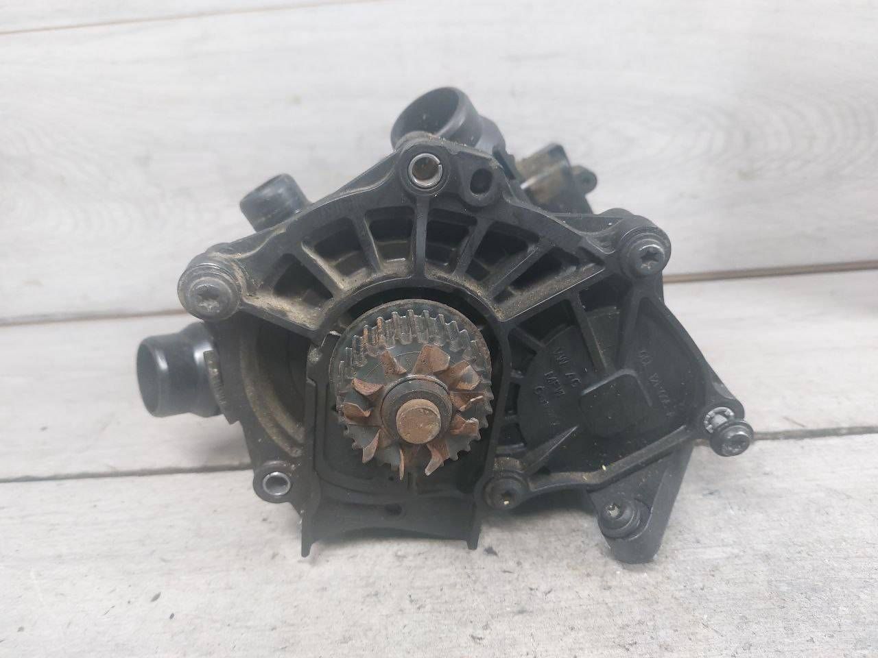 помпа Audi A4 B9 (2015 - 2020), 2.0 л., TFSI, CVKB, бензин, 06L121111H, 06L121111M, 06L121111J, 06L121111L, 06L121111K - фото №1