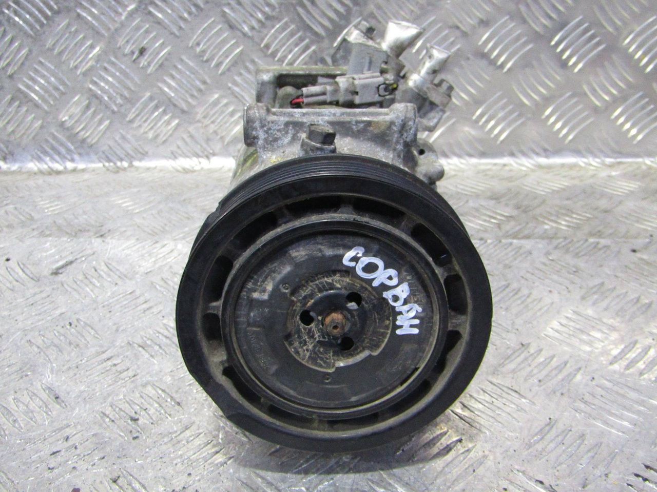 компрессор кондиционера Renault Megane 3 поколение (2008 - 2014), 1.5 л., K9K 834, дизель, 8200939386, 7711497392, 8200716697 - фото №1