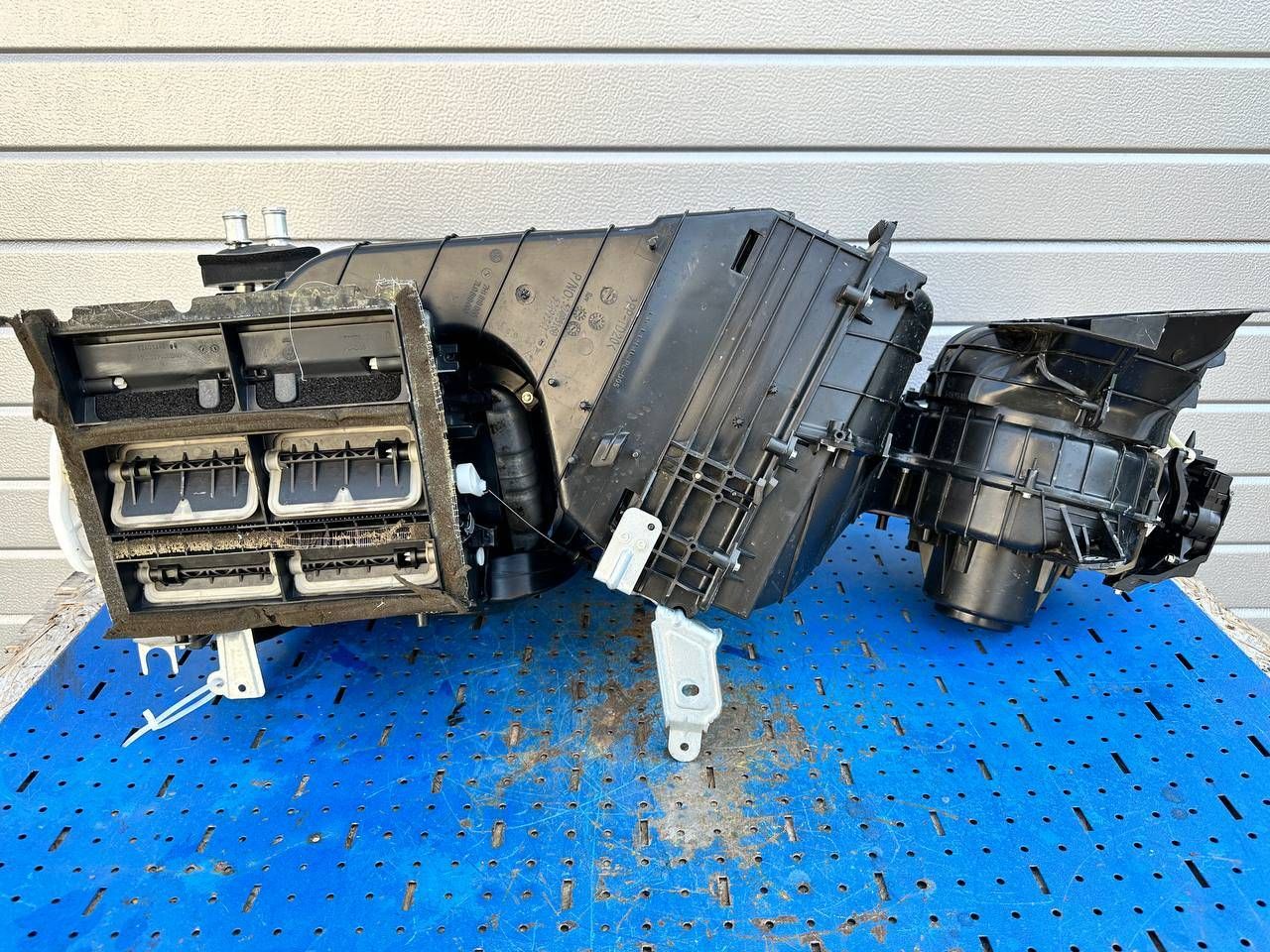 корпус отопителя (печки) Volkswagen Transporter T5 (2003 - 2009), 7H1819121, 7H1819005AR, 7H1819988, 7H1819668, 7H1819095, 7H1820095, 7L0819096, 52495346, 52495162, 52495160, 52495341, 52495156, 7H0815713, 7H0819937, 7H1819156, 52495211, 52495157, 7H1819184, 7H5819155 - фото №1