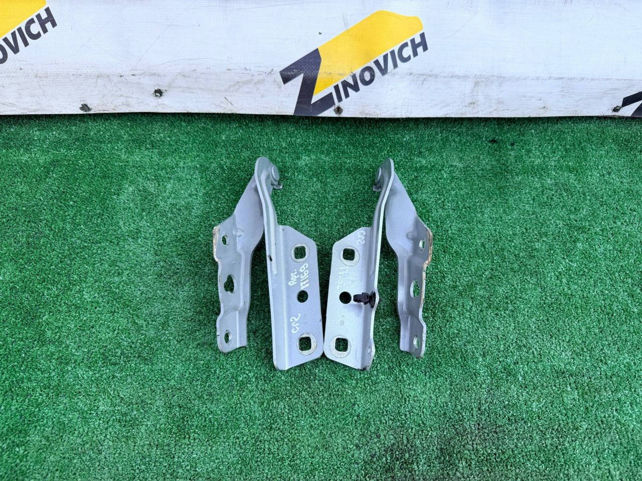 петля капота Volkswagen Crafter 2 поколение (2016 - 2026), 7C0823301C, 7C0823302C - фото №1